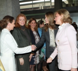 La Princesa de Asturias saluda al personal del Departamento de Salud Pública y Medio Ambiente de la OMS